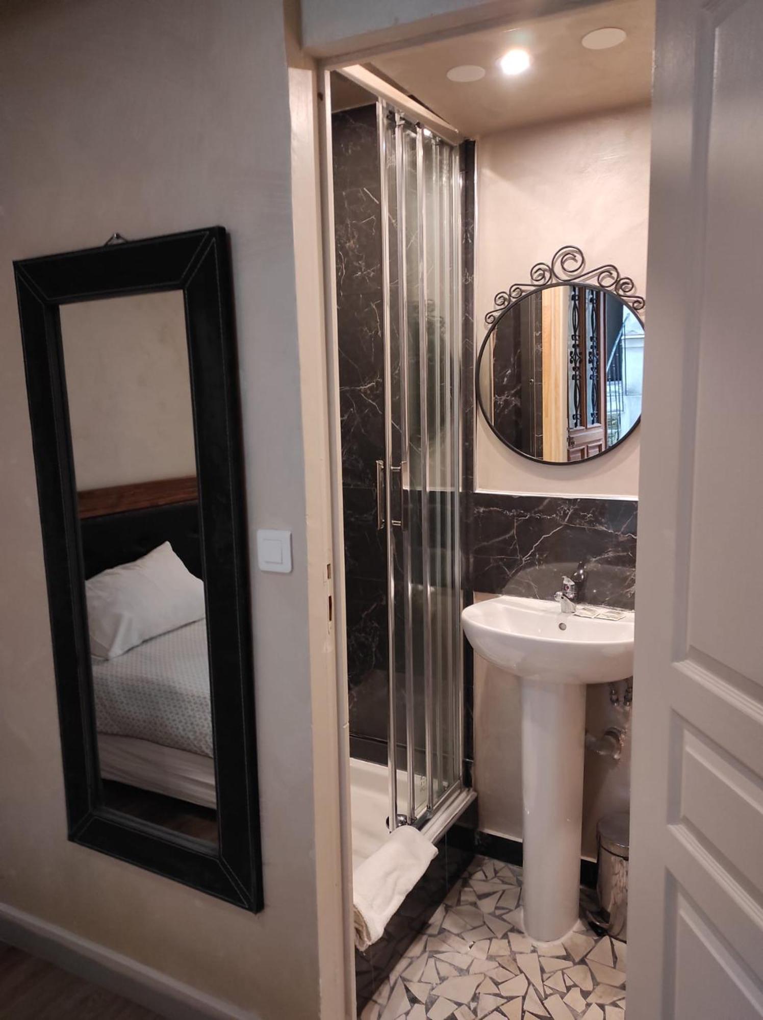 Hotel Clermont Montmartre Париж Екстериор снимка